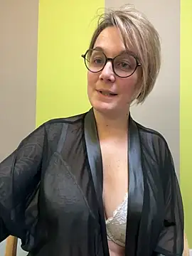 Snapshot of marinella07 chatting on 02.15.25 marinella07 online show from 02.15.25