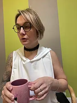 Snapshot of marinella07 chatting on 02.27.25 marinella07 online show from 02.27.25