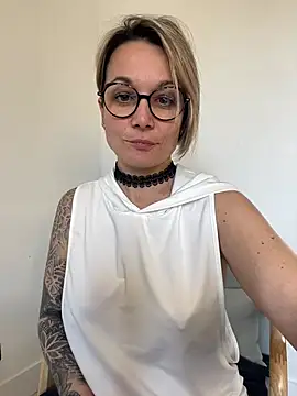 Snapshot of marinella07 chatting on 03.18.25 marinella07 online show from 03.18.25