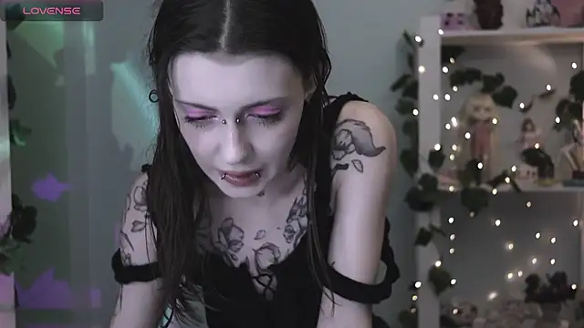 Snapshot of prettybones chatting on 06.24.26 prettybones online show from 06.24.26