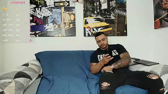 Snapshot of hott_dicks chatting on 12.19.24 hott dicks online show from 12.19.24