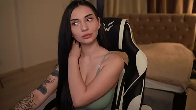 Snapshot of LindaWarners chatting on 03.21.25 LindaWarners online show from 03.21.25