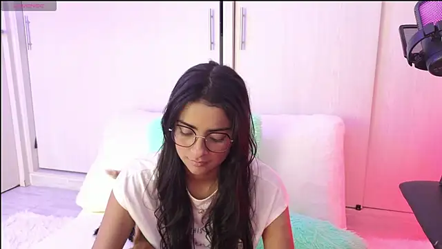 Snapshot of Yues050600 chatting on 02.17.25 Yues050600 online show from 02.17.25