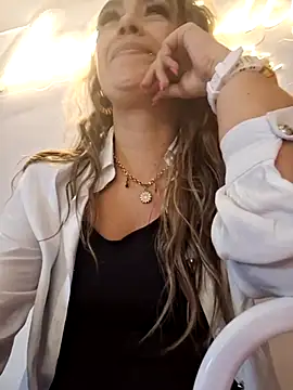 Snapshot of lauramcdowell1 chatting on 10.24.25 lauramcdowell1 online show from 10.24.25