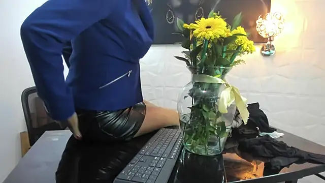 Snapshot of miss_lucero1 chatting on 02.11.25 miss lucero1 online show from 02.11.25