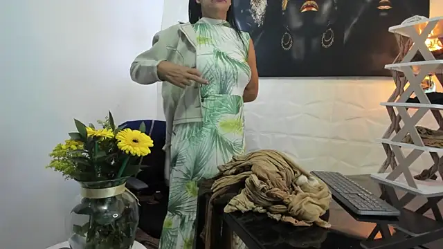 Snapshot of miss_lucero1 chatting on 02.14.25 miss lucero1 online show from 02.14.25