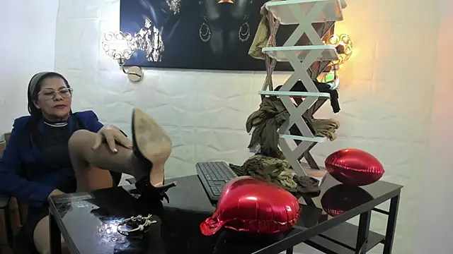 Snapshot of miss_lucero1 chatting on 02.15.25 miss lucero1 online show from 02.15.25