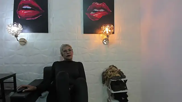 Snapshot of miss_lucero1 chatting on 02.27.25 miss lucero1 online show from 02.27.25