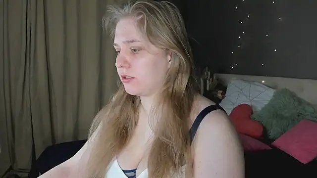 Snapshot of Megan_Violer chatting on 04.16.26 Megan Violer online show from 04.16.26
