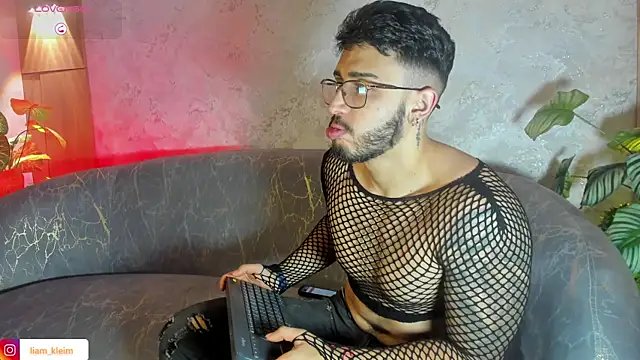Snapshot of Liam_Kleiin chatting on 06.18.26 Liam Kleiin online show from 06.18.26