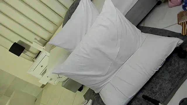 Snapshot of samantaramoos chatting on 10.22.25 samantaramoos online show from 10.22.25