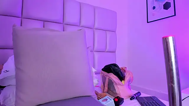 Snapshot of samantaramoos chatting on 11.26.25 samantaramoos online show from 11.26.25