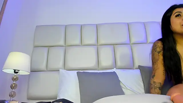 Snapshot of samantaramoos chatting on 12.17.25 samantaramoos online show from 12.17.25