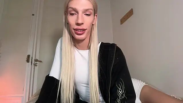 Snapshot of AliceSnowCatt chatting on 05.08.26 AliceSnowCatt online show from 05.08.26