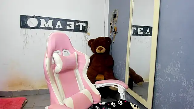 blonde girl01 online show from 12.30.24