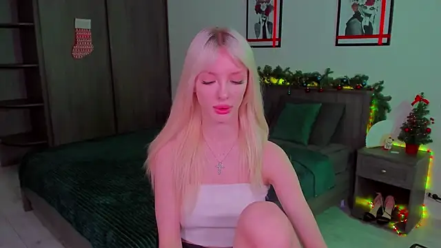 Snapshot of AleksaBlonde chatting on 12.19.24 AleksaBlonde online show from 12.19.24