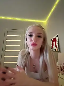 Snapshot of AleksaBlonde chatting on 12.20.24 AleksaBlonde online show from 12.20.24
