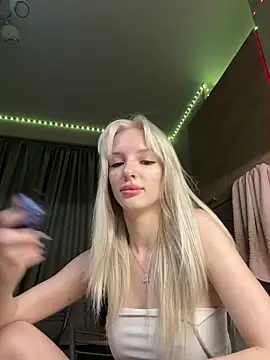 Snapshot of AleksaBlonde chatting on 12.21.24 AleksaBlonde online show from 12.21.24