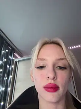 Snapshot of AleksaBlonde chatting on 01.12.25 AleksaBlonde online show from 01.12.25
