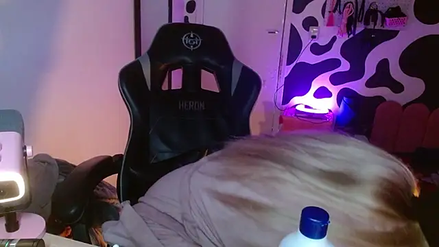 Snapshot of hi_elora chatting on 05.28.26 hi elora online show from 05.28.26