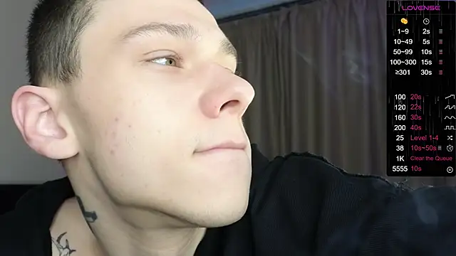 Snapshot of R1mmo__ chatting on 10.11.25 R1mmo online show from 10.11.25