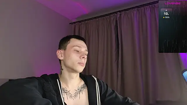 Snapshot of R1mmo__ chatting on 10.12.25 R1mmo online show from 10.12.25