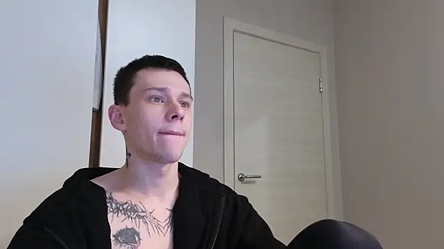 Snapshot of R1mmo__ chatting on 10.24.25 R1mmo online show from 10.24.25