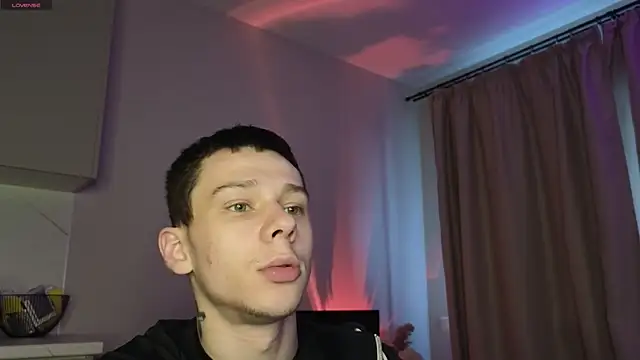 Snapshot of R1mmo__ chatting on 10.27.25 R1mmo online show from 10.27.25