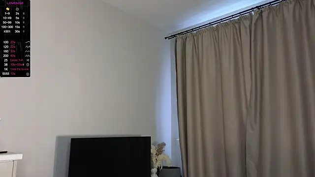 Snapshot of R1mmo__ chatting on 10.29.25 R1mmo online show from 10.29.25