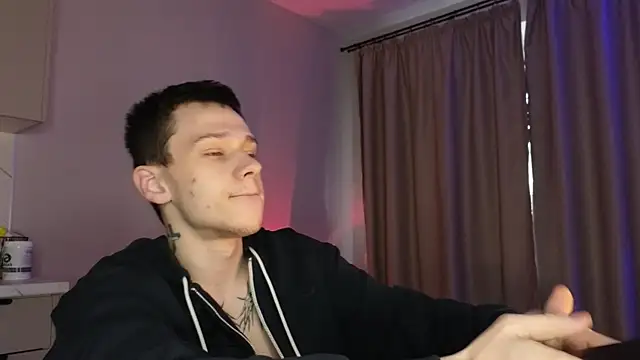 Snapshot of R1mmo__ chatting on 10.30.25 R1mmo online show from 10.30.25