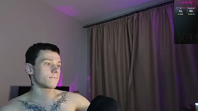 Snapshot of R1mmo__ chatting on 11.06.25 R1mmo online show from 11.06.25