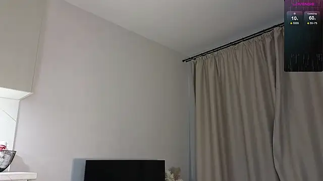 Snapshot of R1mmo__ chatting on 11.10.25 R1mmo online show from 11.10.25