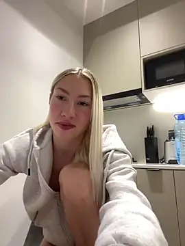 LuisaBecker online show from 01.02.25