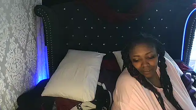 Snapshot of msyvette1970@xh chatting on 12.11.24 msyvette1970xh online show from 12.11.24