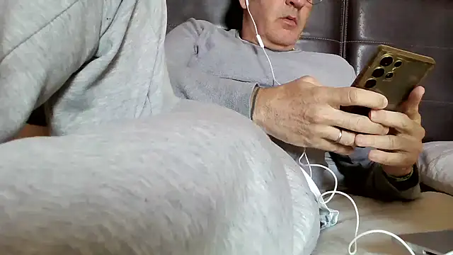 Snapshot of apollarda chatting on 03.17.25 apollarda online show from 03.17.25