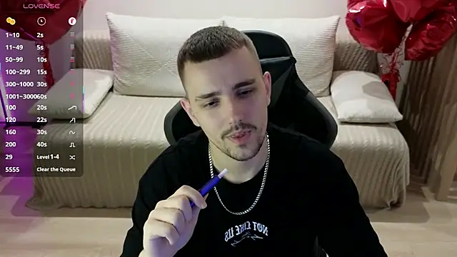 Snapshot of Larstar01 chatting on 11.18.25 Larstar01 online show from 11.18.25