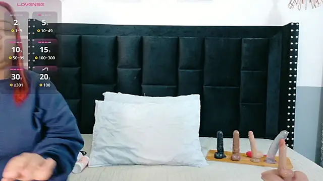 Snapshot of kinkyhousewifee chatting on 12.21.25 kinkyhousewifee online show from 12.21.25