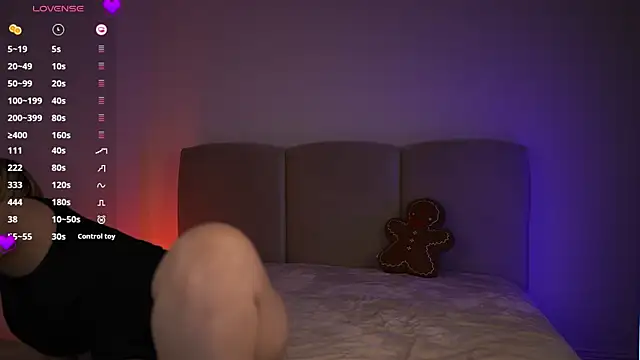 Snapshot of emilymoore__ chatting on 12.20.25 emilymoore online show from 12.20.25