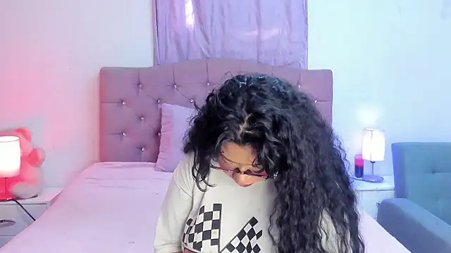 Snapshot of Latinabombsheell chatting on 02.13.26 Latinabombsheell online show from 02.13.26