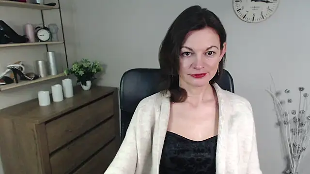 Snapshot of VivianWILD chatting on 12.27.24 VivianWILD online show from 12.27.24