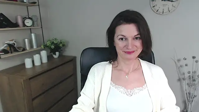 Snapshot of VivianWILD chatting on 12.28.24 VivianWILD online show from 12.28.24