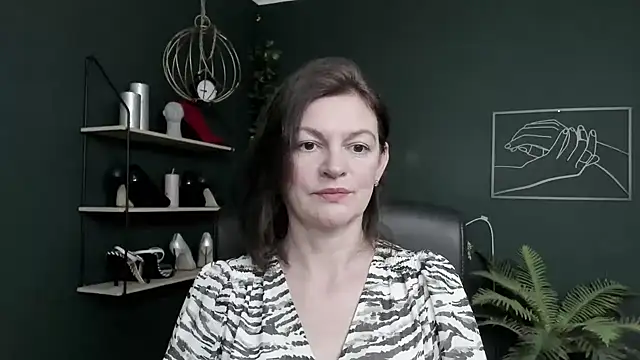 Snapshot of VivianWILD chatting on 06.16.26 VivianWILD online show from 06.16.26