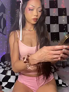 Snapshot of yummyrina chatting on 04.30.26 yummyrina online show from 04.30.26