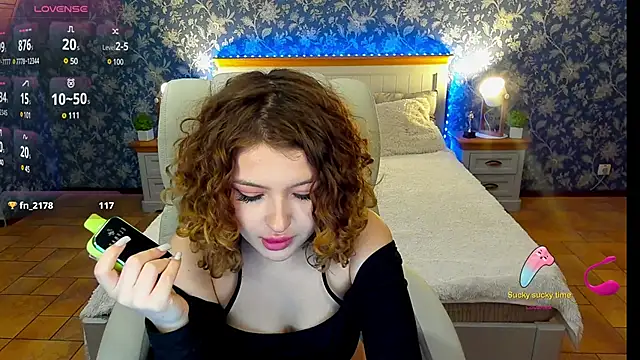 Snapshot of YesPussyClover chatting on 01.25.25 YesPussyClover online show from 01.25.25