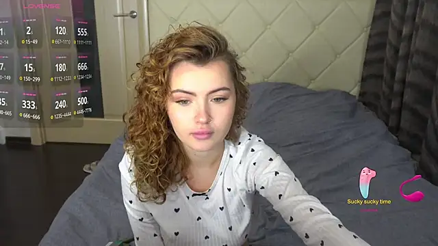 Snapshot of YesPussyClover chatting on 10.12.25 YesPussyClover online show from 10.12.25