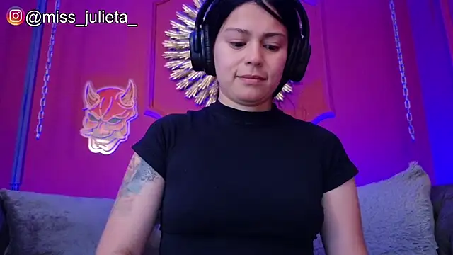 Snapshot of Julieta_Russell chatting on 05.19.26 Julieta Russell online show from 05.19.26