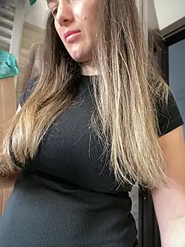Snapshot of HotXMom chatting on 04.23.26 HotXMom online show from 04.23.26