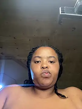 Snapshot of Linahlove chatting on 02.18.25 Linahlove online show from 02.18.25