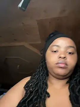 Snapshot of Linahlove chatting on 03.19.25 Linahlove online show from 03.19.25