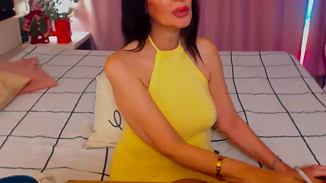Snapshot of shannon4u chatting on 12.30.24 shannon4u online show from 12.30.24